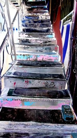 写真・オンボロの階段.JPG