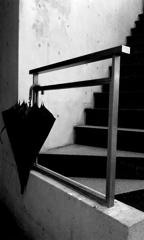 写真・傘と階段.jpg